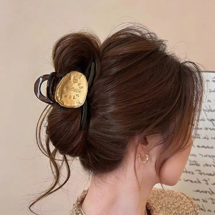 Wholesale Simple and sophisticated style with a large shark clip hair clip and a new style of hair accessory at the back of the head