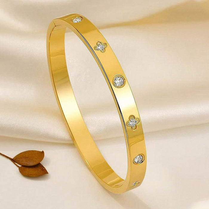 Wholesale Waterproof titanium steel three-flower bracelet