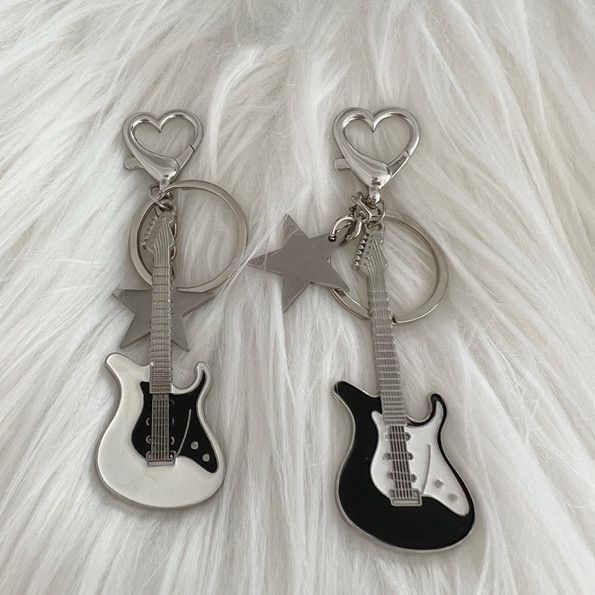 Wholesale Spice Girls Electric Guitar Star Pendant Beth Keychain Retro Pendant Pendant