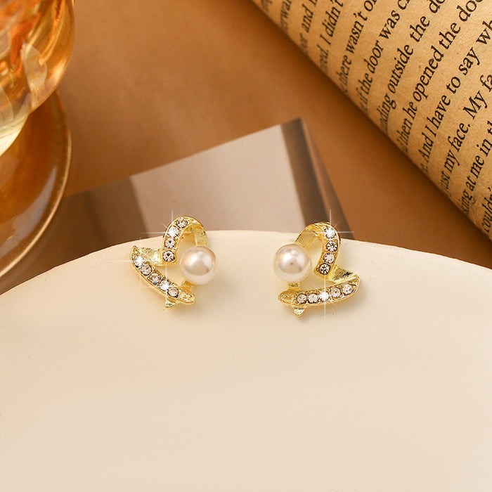 Wholesale Love Pearl Earrings, Elegant and Fashionable Earnail Accessories