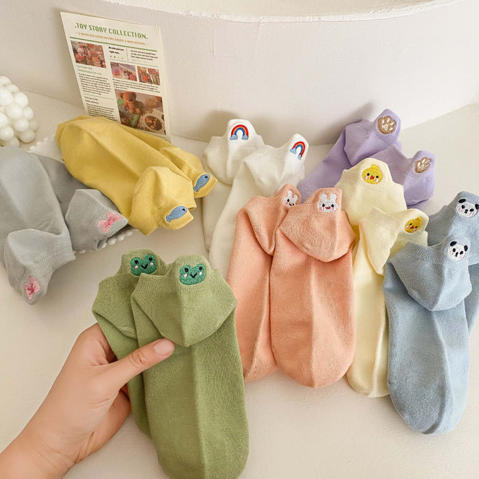 Wholesale Cotton thin sweat absorbing socks with boneless solid color short socks and cartoon embroidery boat socks for heel protection