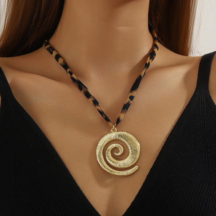 Wholesale Advanced leopard print necklace, fashionable and niche design, collarbone chain