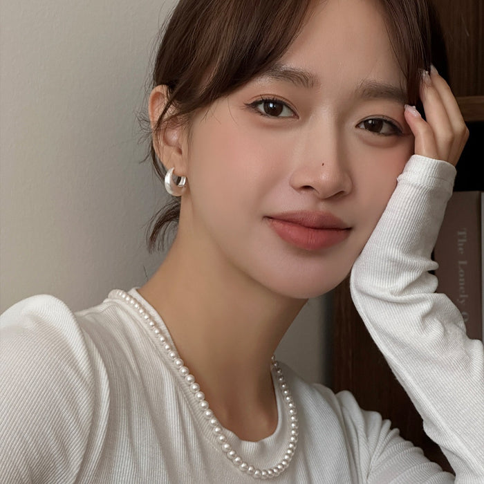 Wholesale Silver needle plain ring earrings for women, niche, high-end, cold and cool style earrings, fashionable and versatile autumn and winter ear buckles