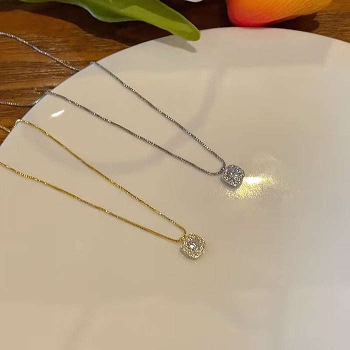 Wholesale Simple and high-end necklace with a new niche design, rhinestone pendant, collarbone chain