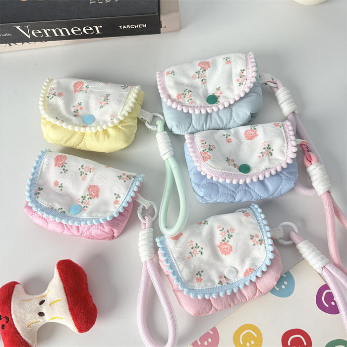 Wholesale Stylish Floral Quilted Card Purse And Coin Wallet Snap Closure Cute Heart Design Multifunctional Pendant Bag For Women Fashion Accessory