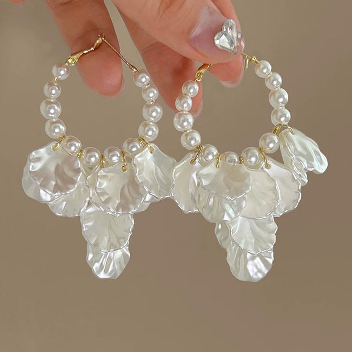 Wholesale Vintage pearl petal tassel earrings with high-end atmosphere, niche design, fashionable and stylish ear accessories