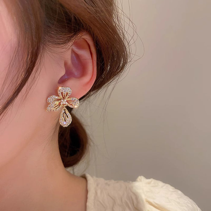Wholesale Light luxury full diamond flower earrings, versatile and high-end, exquisite hollowed out lucky grass earrings wholesale