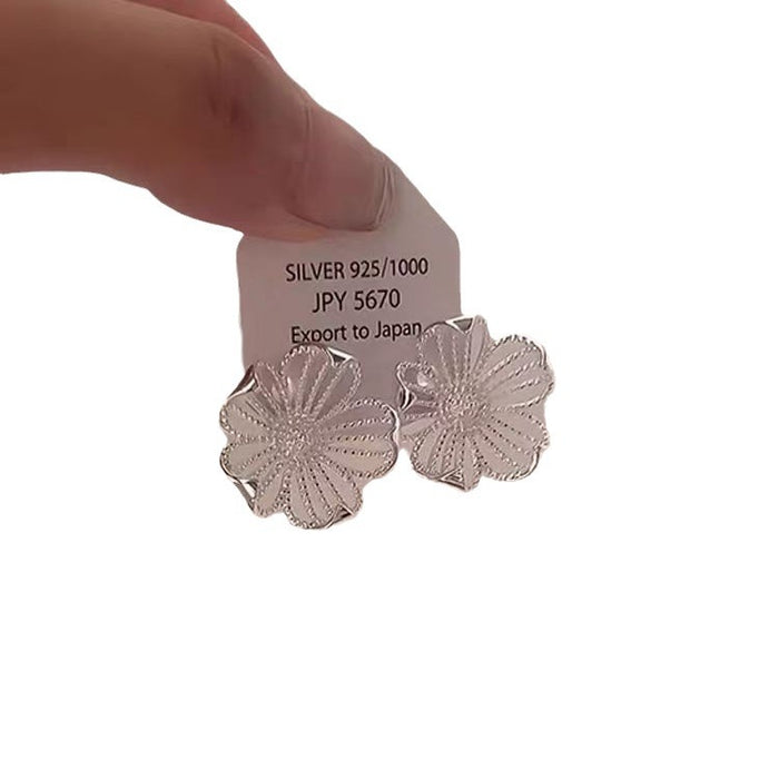 Wholesale Silver needle hollowed out silver flower earrings, new exquisite, light luxury, simple and versatile earrings