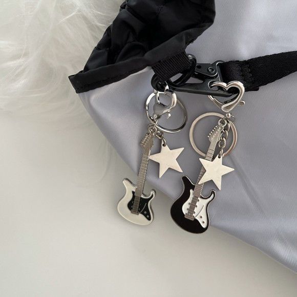 Wholesale Spice Girls Electric Guitar Star Pendant Beth Keychain Retro Pendant Pendant