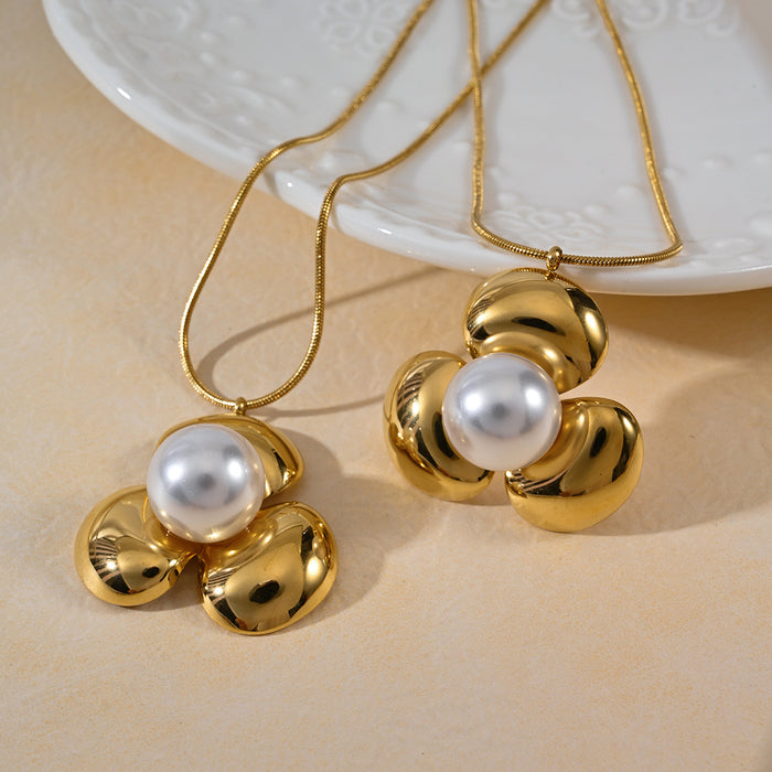 Wholesale Simple and personalized flower imitation pearl necklace, stainless steel gold-plated collarbone chain wholesale