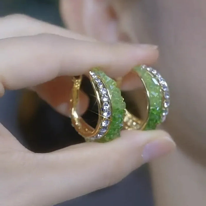 Wholesale Water diamond earrings exude a luxurious and versatile temperament, with a niche gradient earring design