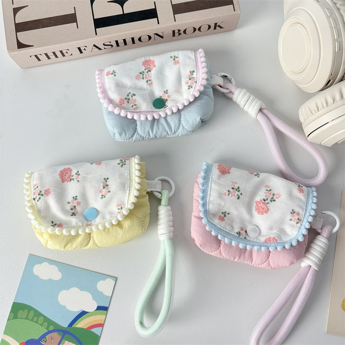 Wholesale Stylish Floral Quilted Card Purse And Coin Wallet Snap Closure Cute Heart Design Multifunctional Pendant Bag For Women Fashion Accessory