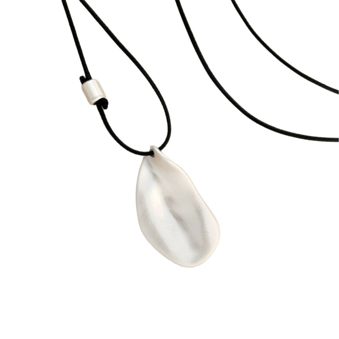 Wholesale Matte sand gold and silver leaf pendant necklace with high-end feel, long and versatile accessories, vintage sweater chain made in vintage style
