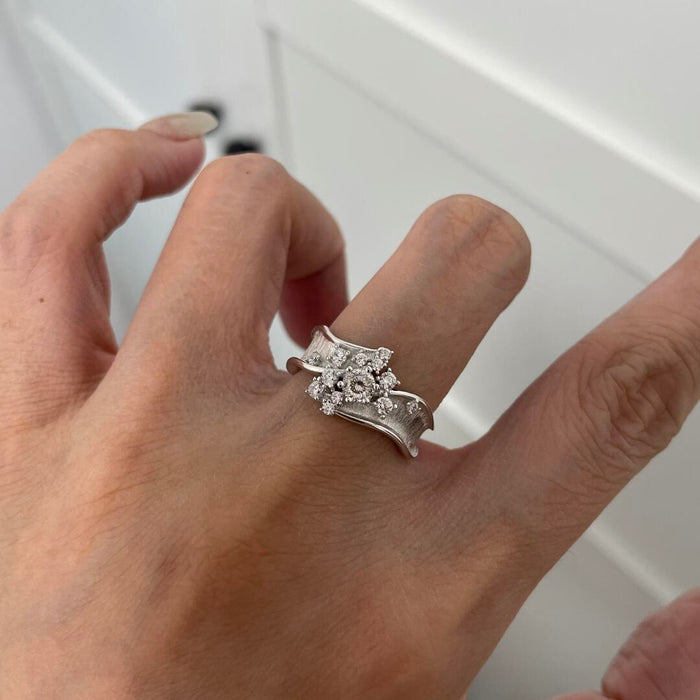 Wholesale Light luxury high-end sparkling diamond retro ring with niche design