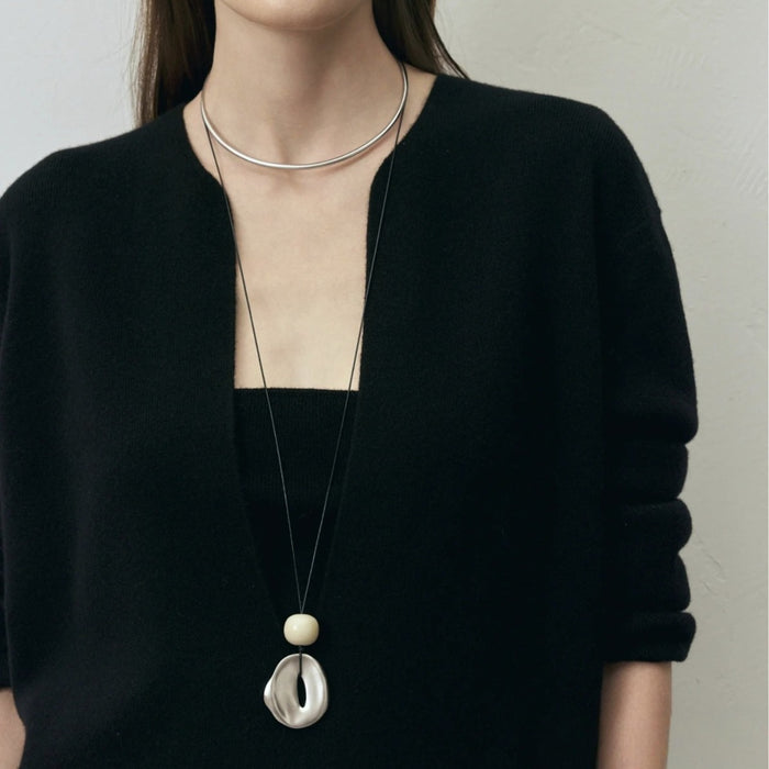 Wholesale High end luxury pendant necklace with a female niche design and temperament, long sweater chain, simple and fashionable commuting necklace