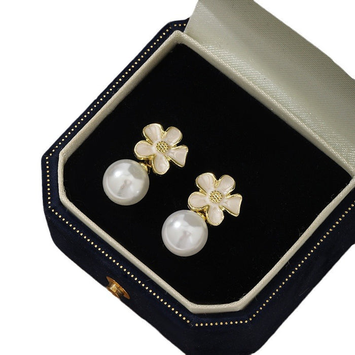 Wholesale Silver needle flower earrings, niche design, high-end feel, imitation pearl earrings, simple earrings