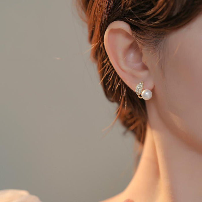 Wholesale Pearl silver needle earrings with elegant temperament, light luxury and niche design, high-end earrings