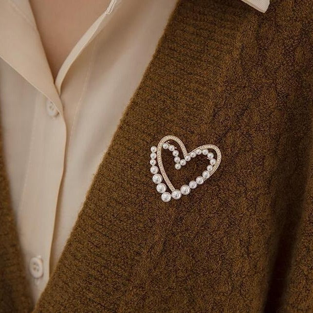 Wholesale Pearl heart brooch design sense niche exquisite brooch coat with accessories new