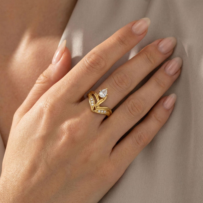Wholesale Light Luxury Gold Ring with Diamond-Set Floral Design