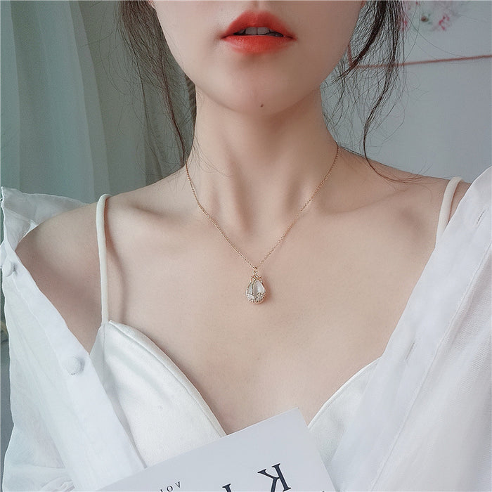 Wholesale Flower necklace, stone inlaid diamond pendant, personalized collarbone chain design