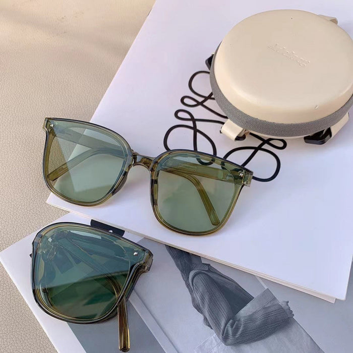 Wholesale New folding sunglasses for women with a high-end feel, sunscreen sunglasses that protect against UV rays and strong light