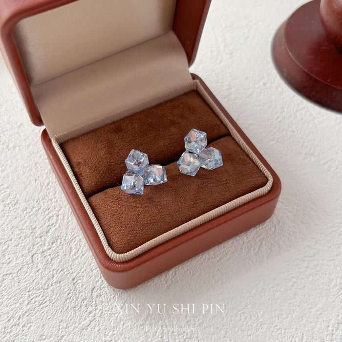 Wholesale Splicing earrings are simple, compact, lightweight, luxurious, with a gentle and stylish design. They are niche earrings