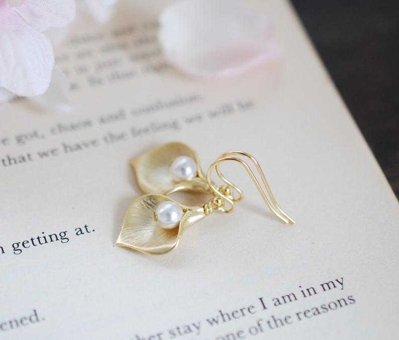 Wholesale New Flower Pearl Earrings, Fashionable Women's Lotus Petal Earrings