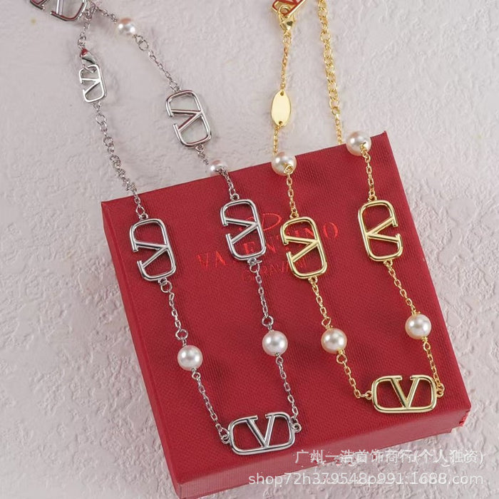 Wholesale Letter pearl necklace classic fashion versatile elegant temperament collarbone chain