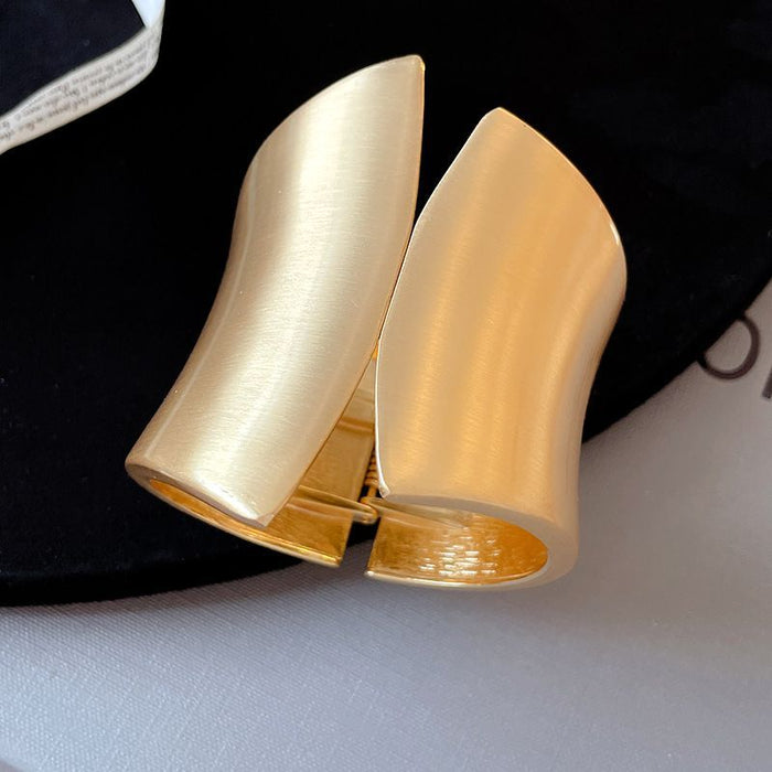 Wholesale Metal bracelet temperament light luxury high sense bracelet niche personality exaggerated jewelry women