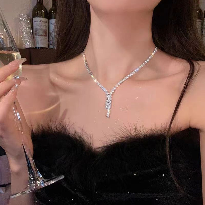 Wholesale Zircon necklace exudes a luxurious and luxurious vibe, with a fashionable collarbone chain and versatile accessories