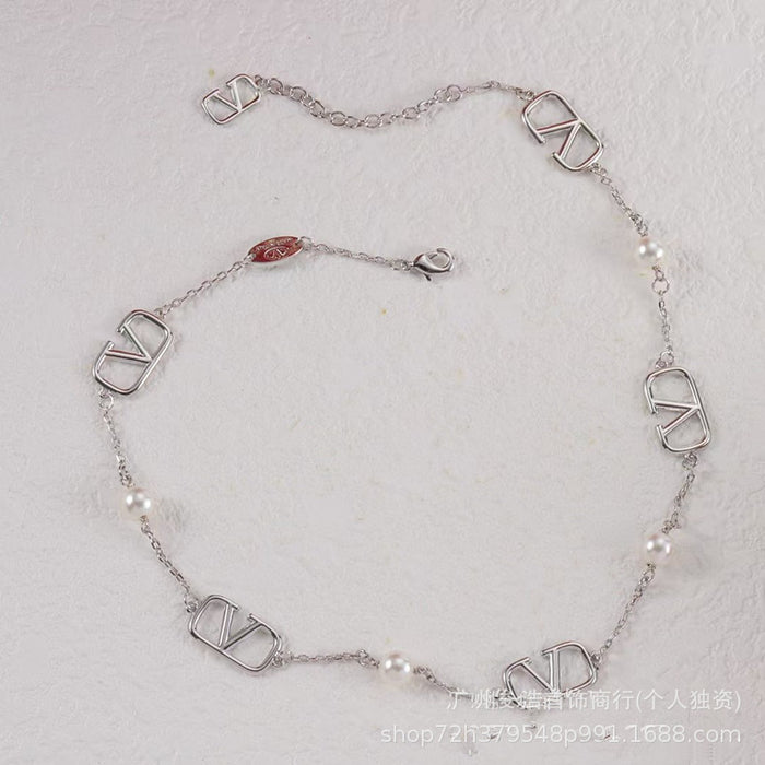 Wholesale Letter pearl necklace classic fashion versatile elegant temperament collarbone chain