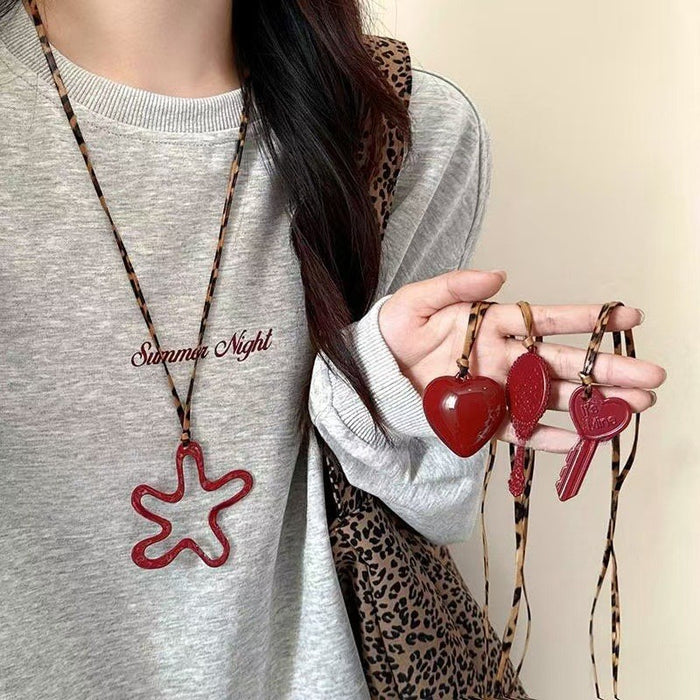 Wholesale Hollow flower heart-shaped necklace sweatshirt chain, fashionable and high-end sweater chain