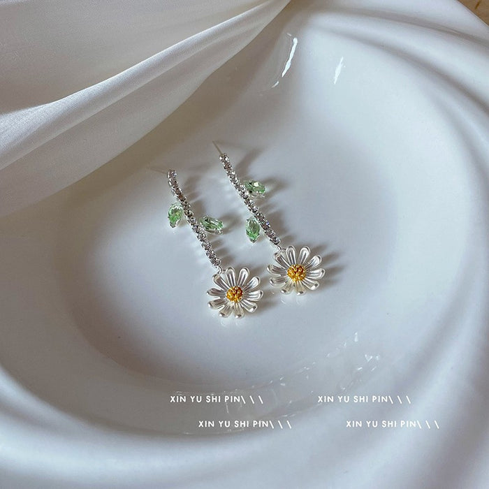 Wholesale Vintage metallic floral tassel earrings with a light luxury and high-end feel, niche design temperament, versatile and long earrings
