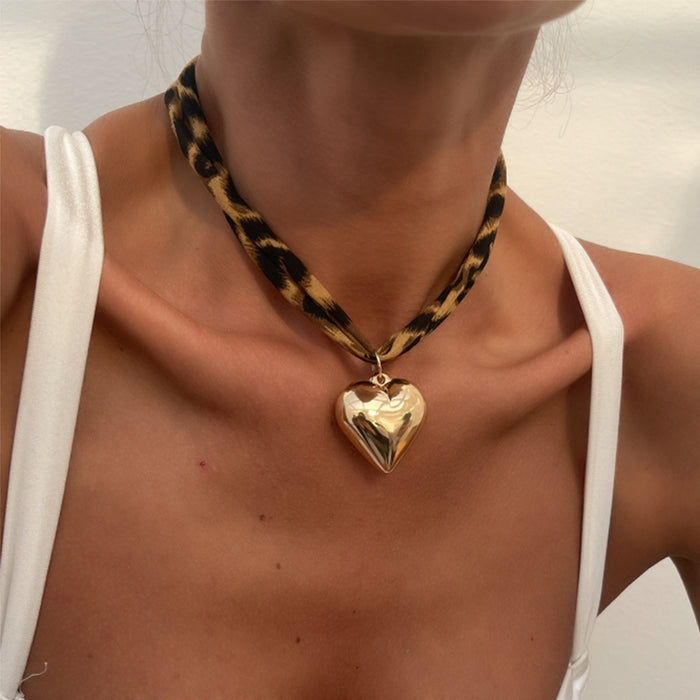 Wholesale Trendy exaggerated leopard print heart-shaped necklace, niche design pendant necklace