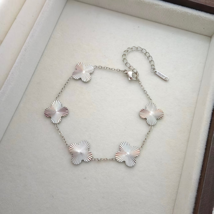 Wholesale Stainless Steel Electroplated Floral Design Bracelet Stylish Fashion Accessory
