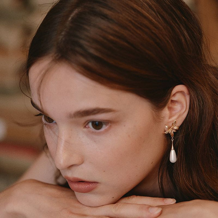 Wholesale Original niche flower imitation pearl earrings with silver needles, light luxury, high-end feel, niche design, retro earrings