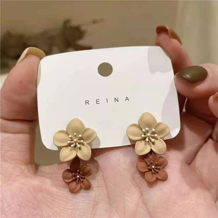 Wholesale Small niche design, contrasting colors, spray painted flower earrings, high-end sense, simple and versatile temperament, fashionable earrings, new