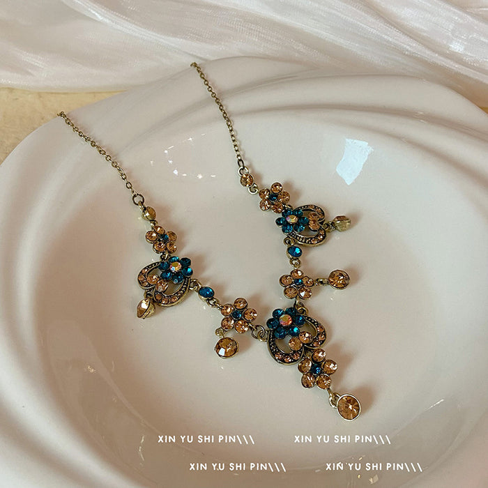 Wholesale Love flower pendant necklace, retro temperament, high-end feel, heavy-duty antique collarbone chain