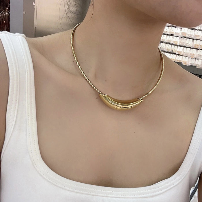 Wholesale Titanium steel necklace does not fade, high-end cool metal wind curved bend pendant design collar fashionable and versatile necklace