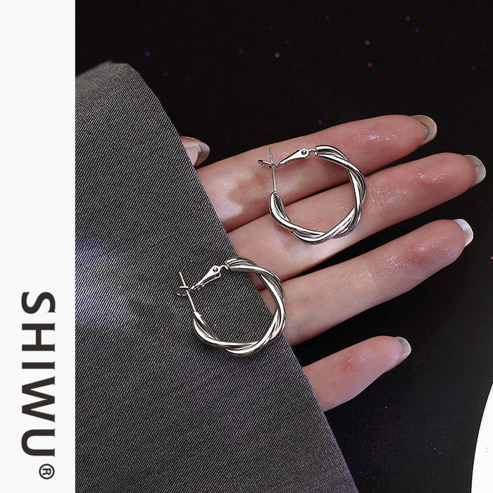 Wholesale Knitted design earrings with golden circles for women, vintage earrings, atmospheric and high-end earrings