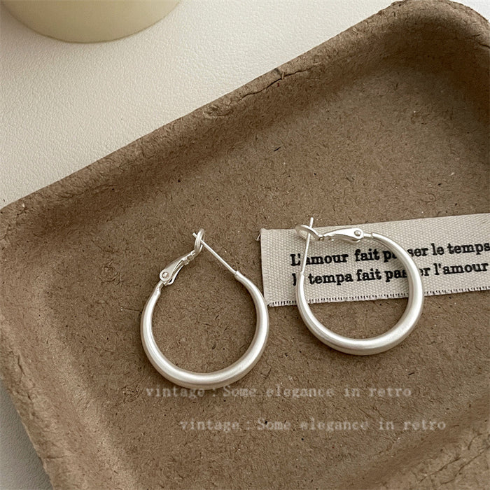 Wholesale Unique and niche style of plain earrings, fashionable and versatile earrings