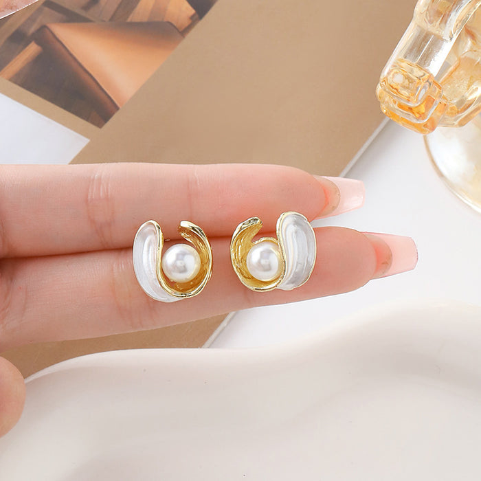 Wholesale Silver needle pearl earrings with a new temperament, niche high-end feeling, light luxury earrings, retro ear buckle design