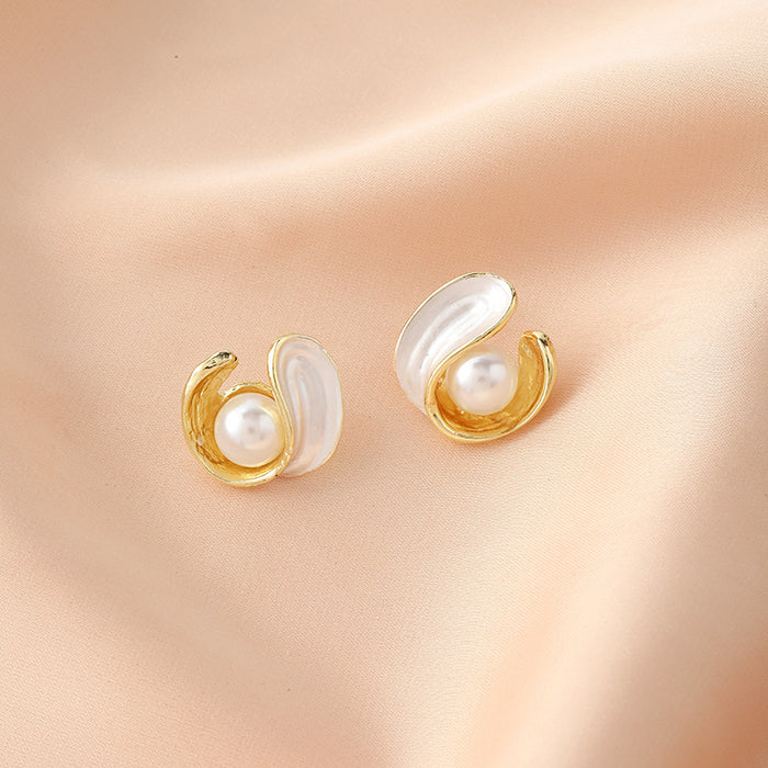 Wholesale Silver needle pearl earrings with a new temperament, niche high-end feeling, light luxury earrings, retro ear buckle design