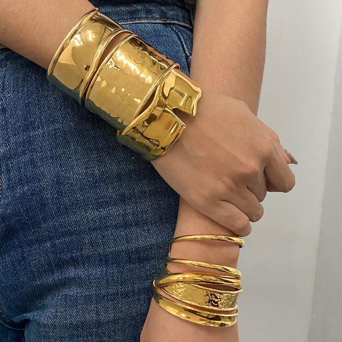 Wholesale Stainless steel exaggerated gold bracelet with high-end feel, open bracelet made of titanium steel, and hand jewelry