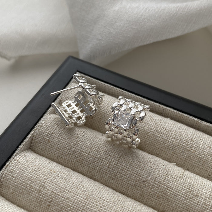 Wholesale Pearl inlaid high-end earrings with copper plated gold and silver needles throughout the body, new earrings with light luxury and niche appeal