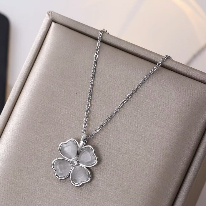 Wholesale Lucky Four-leaf Clover Necklace Women's Gold-plated Cat's Eye Exquisite Petal Clavicle Chain Simple Elegant Women's New Necklace