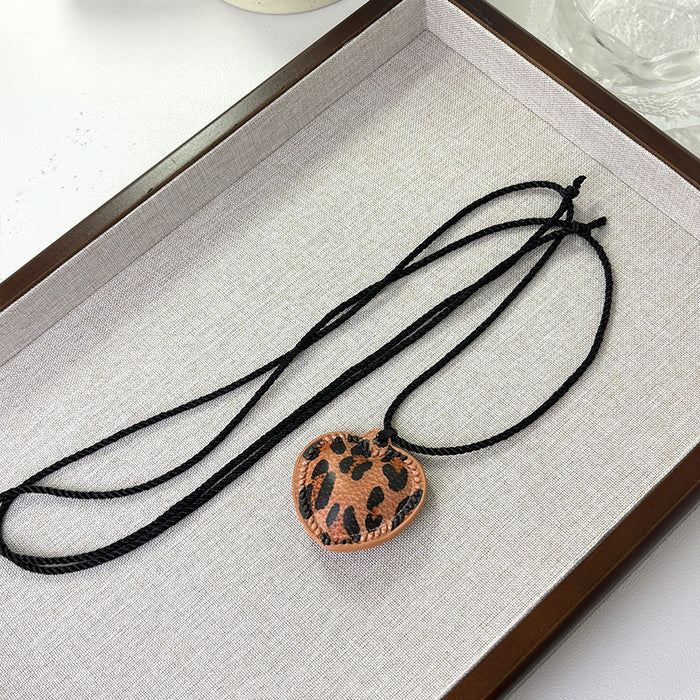 Wholesale Love necklace with niche design and adjustable collarbone chain
