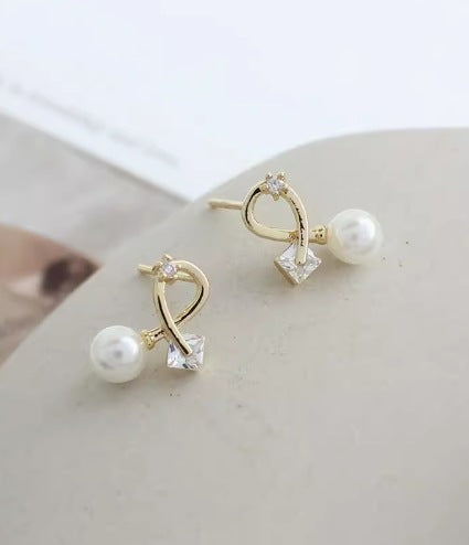 Wholesale Exquisite and compact earrings shine with a luxurious commuting feel, crossed zirconia ear clips