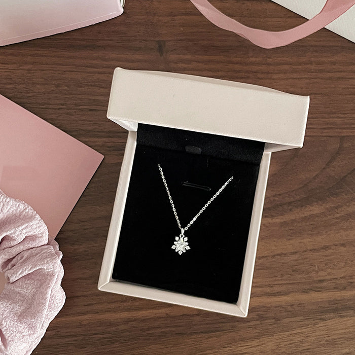 Wholesale Star Snowflake Pendant Necklace Women White Gold Tone Titanium Steel Chic Collarbone Chain Gift Resale