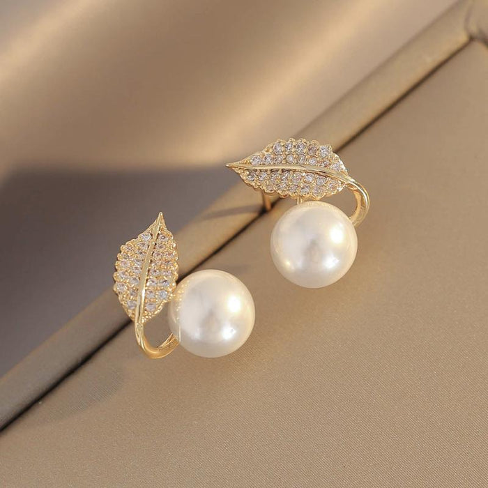 Wholesale Pearl silver needle earrings with elegant temperament, light luxury and niche design, high-end earrings